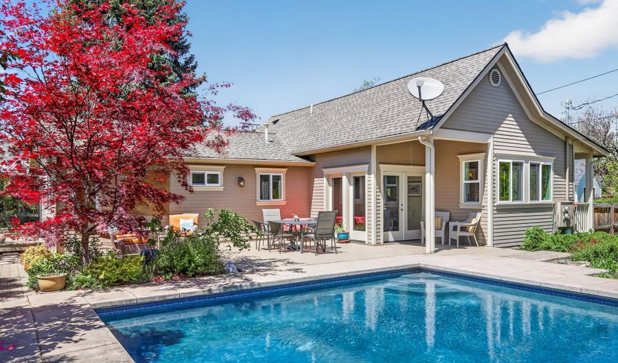 746 C St, Ashland, OR 97520 - 3 Beds, 3 Bath