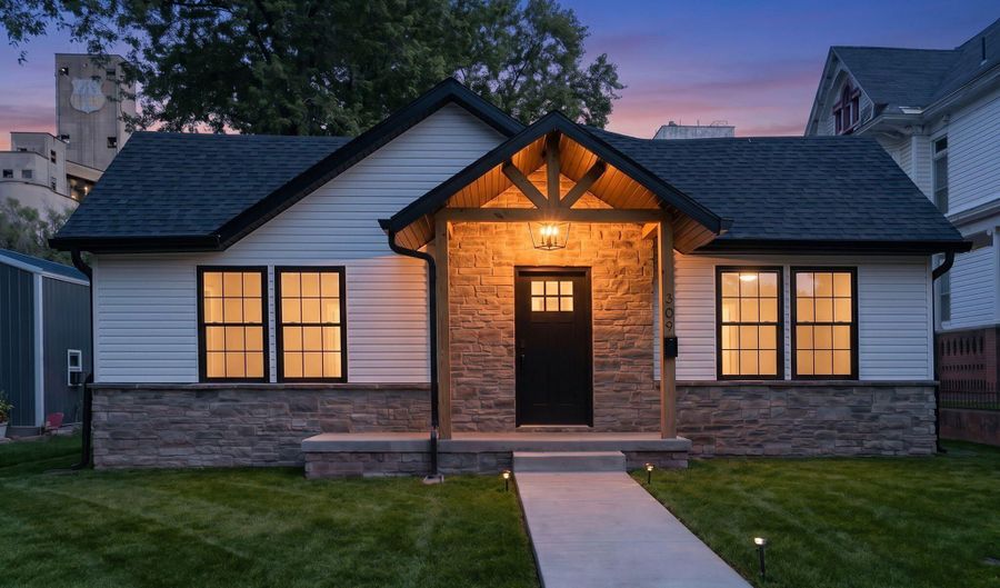 309 W Locust St, Aurora, MO 65605 - 3 Beds, 2 Bath