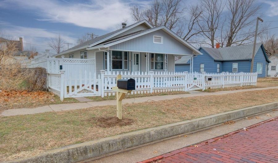 411 W Chestnut Ave, Arkansas City, KS 67005 - 3 Beds, 1 Bath