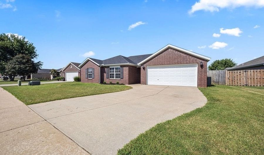 806 Summitchase Rd, Bentonville, AR 72712 - 4 Beds, 2 Bath