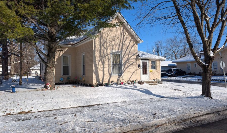 424 W 3rd St, Anderson, IN 46016 - 4 Beds, 1 Bath