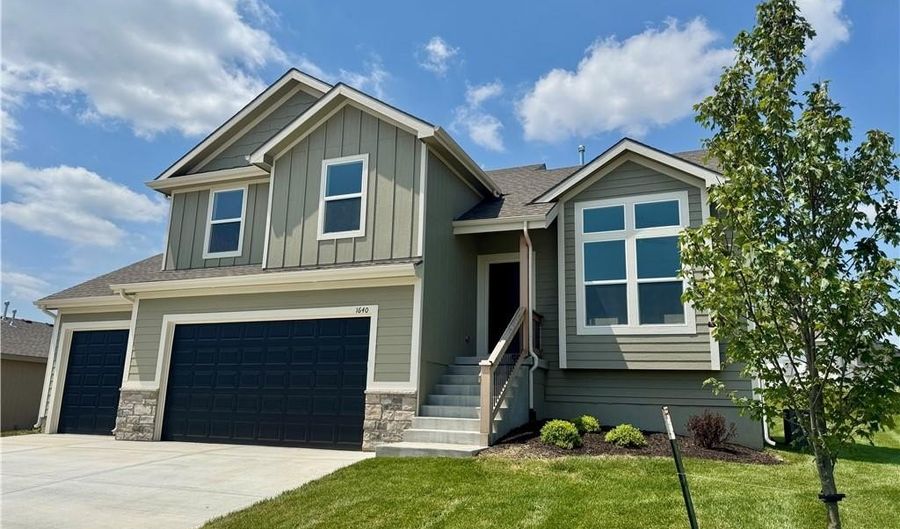 1640 Grayhawk Dr, Basehor, KS 66007 - 3 Beds, 2 Bath