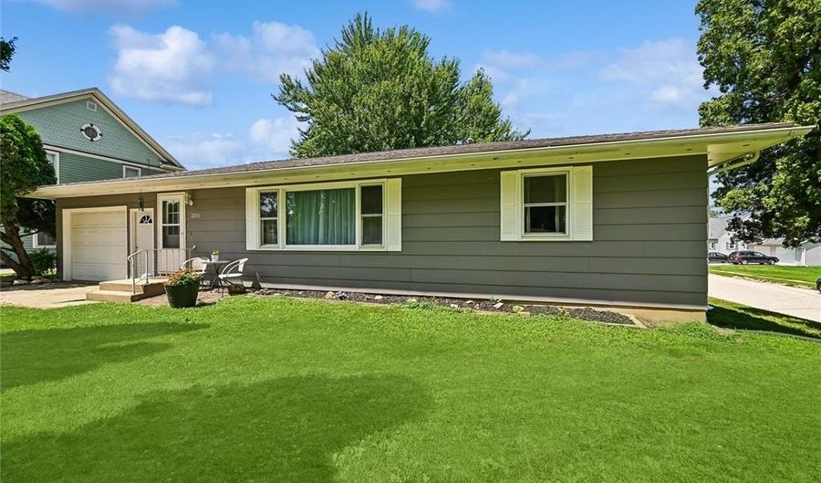 300 S Oak St, Anamosa, IA 52205 - 3 Beds, 2 Bath
