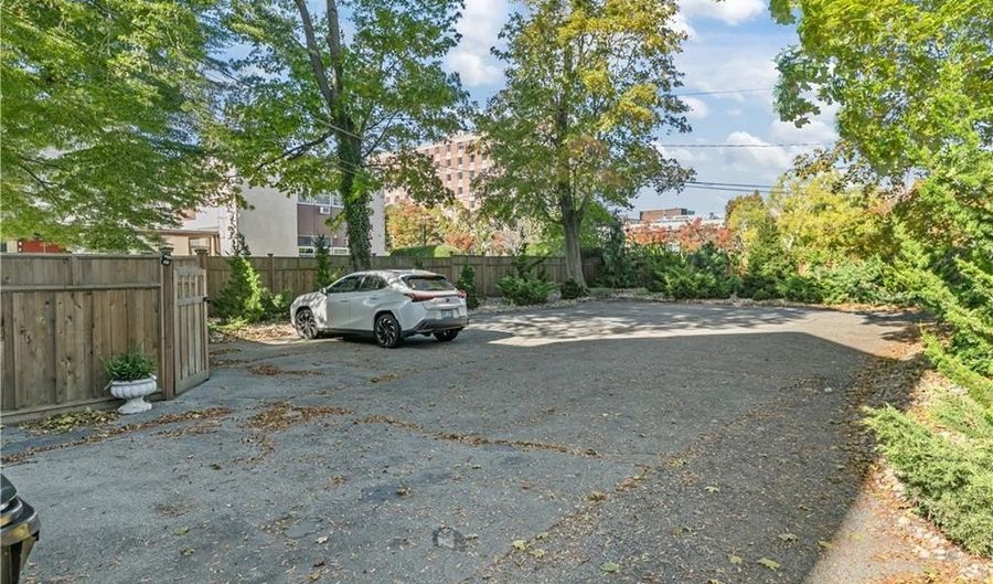 18 Rhode Island Ave 3, Newport, RI 02840 - 3 Beds, 1 Bath