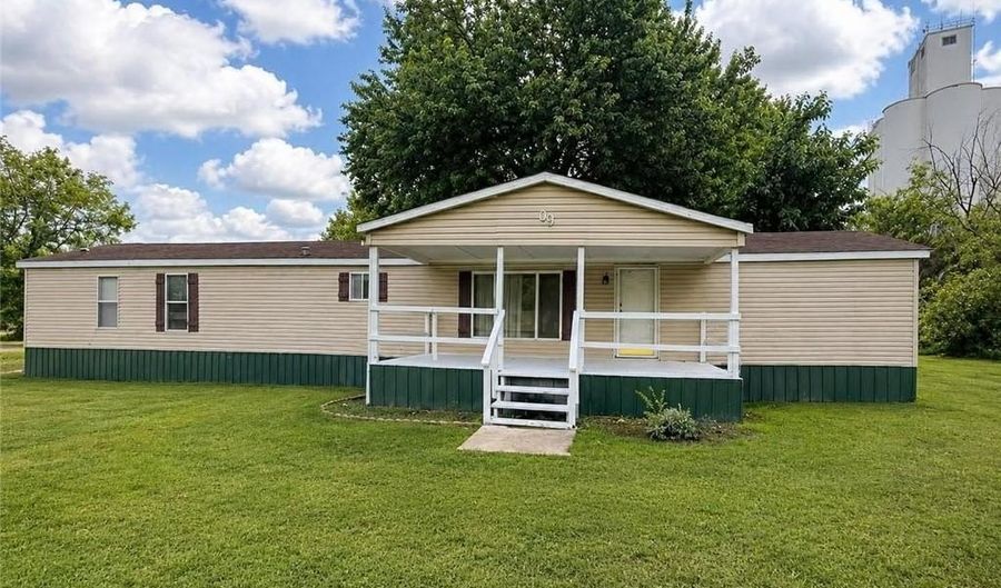 809 W 9th St, Baxter Springs, KS 66713 - 2 Beds, 2 Bath