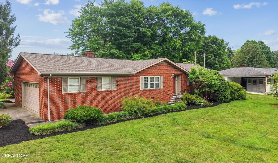 827 W Cunningham St, Alcoa, TN 37701 - 3 Beds, 2 Bath