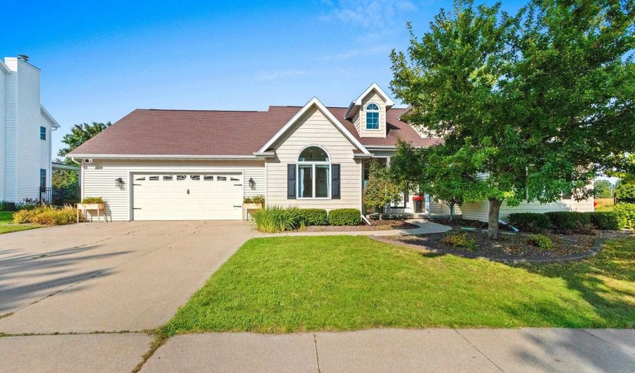 4715 N BROOKSHIRE Dr, Appleton, WI 54913 - 3 Beds, 3 Bath
