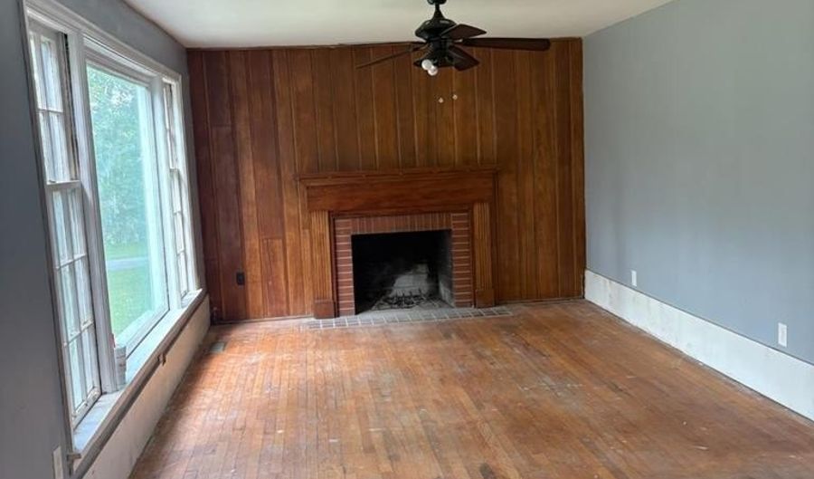 304 Plymouth St, Athens, WV 24712 - 4 Beds, 3 Bath