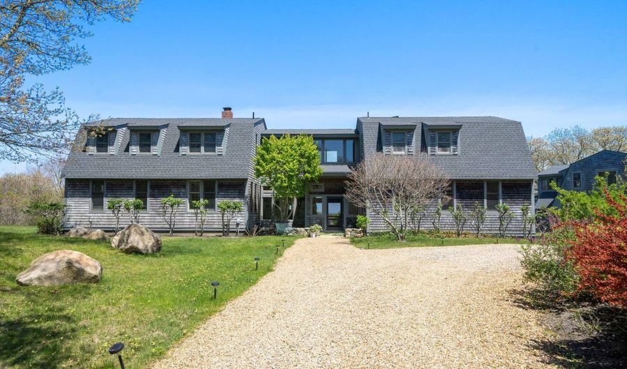 19 Locust Ln, Aquinnah, MA 02535 - 7 Beds, 5 Bath
