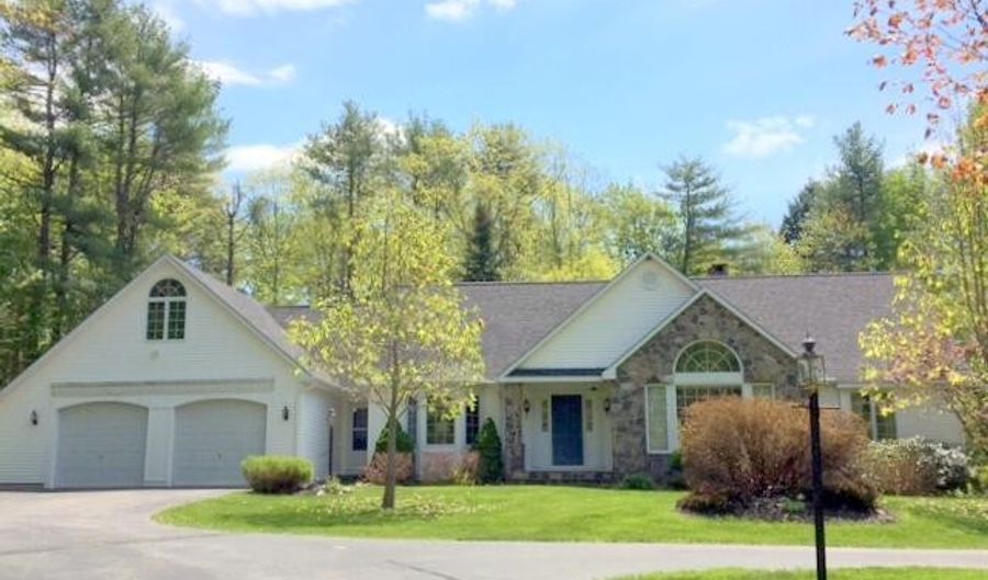 8 Whisperwood Dr, Winslow, ME 04901 - 3 Beds, 3 Bath