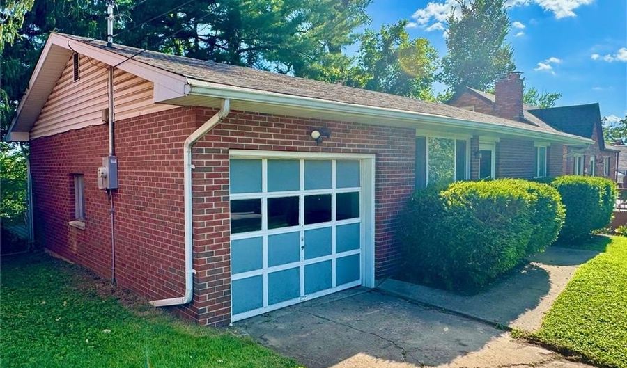 2923 Buena Vista Ave, Alton, IL 62002 - 2 Beds, 1 Bath