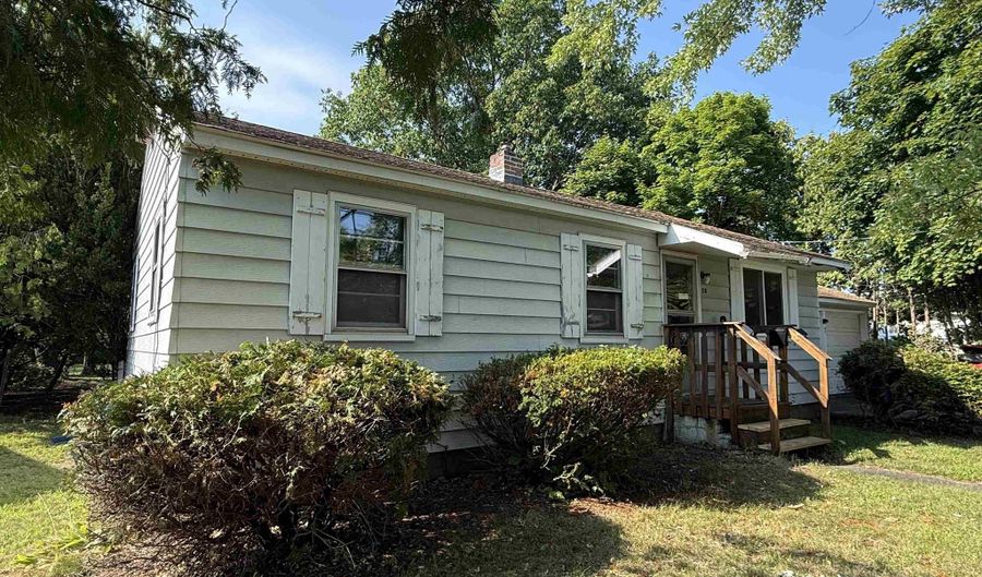 20 Tracy Dr, Burlington, VT 05408 - 3 Beds, 1 Bath