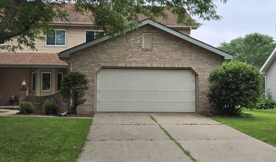 5695 Wilshire Dr, Madison, WI 53711 - 2 Beds, 3 Bath