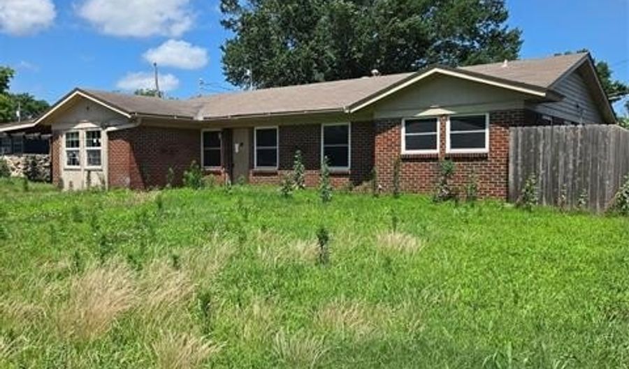 425 NW Oak Park Rd, Bartlesville, OK 74003 - 3 Beds, 2 Bath