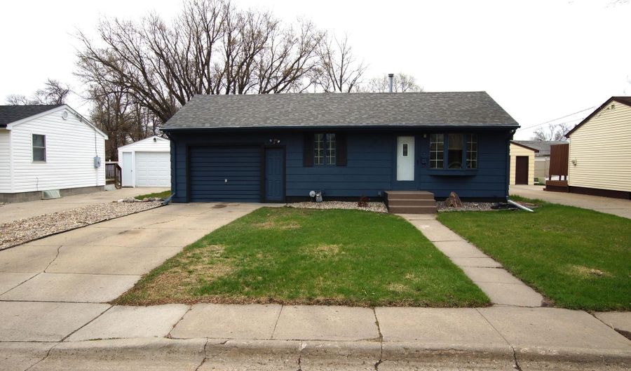 911 S Aldrich St, Aberdeen, SD 57401 - 3 Beds, 2 Bath