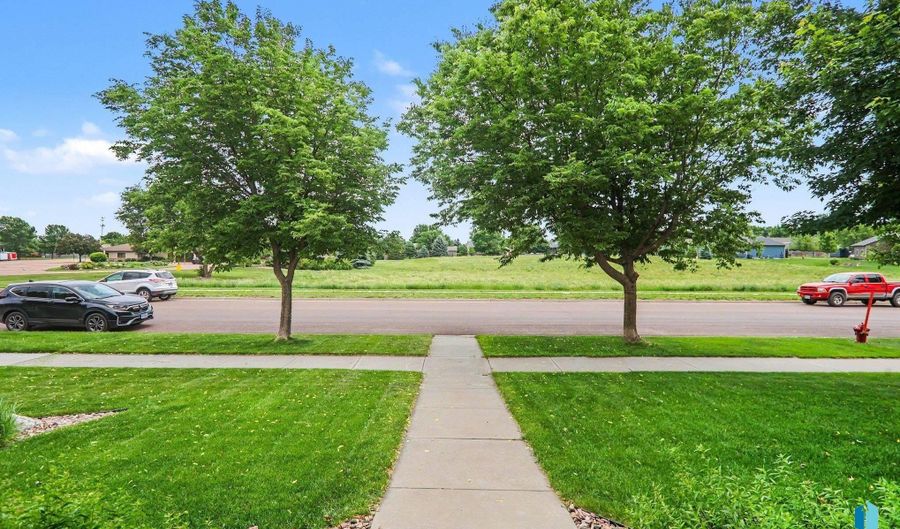 501 Pasque Flower Trl, Brandon, SD 57005 - 4 Beds, 3 Bath