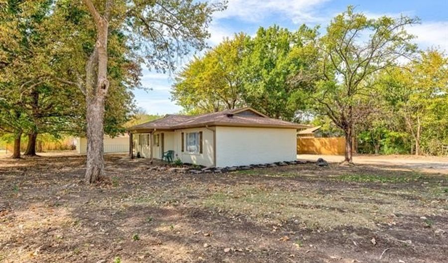 1719 SE Hilltop Dr, Bartlesville, OK 74006 - 3 Beds, 2 Bath