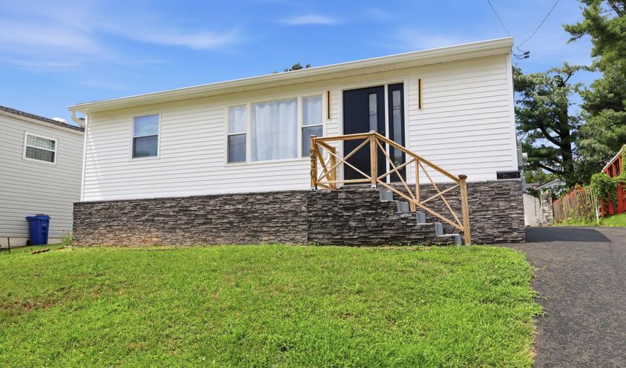 1230 HALL Ave, Abington, PA 19001 - 4 Beds, 2 Bath