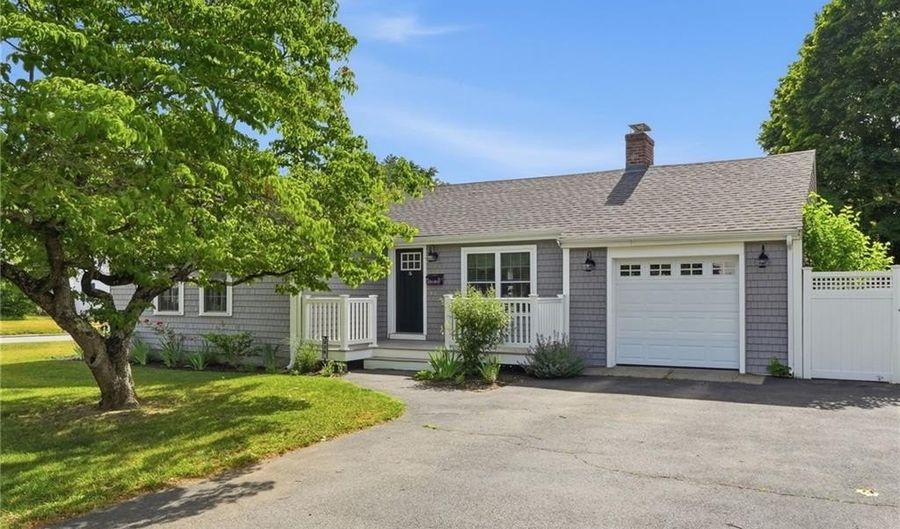 336 Dover Ave, East Providence, RI 02914 - 2 Beds, 2 Bath