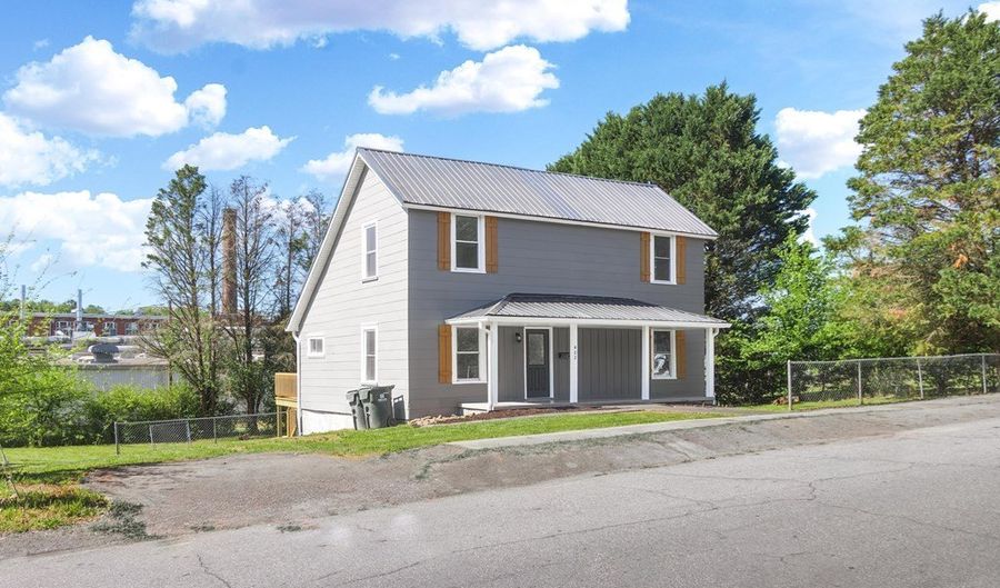 402 Maple St, Abbeville, SC 29620 - 4 Beds, 2 Bath