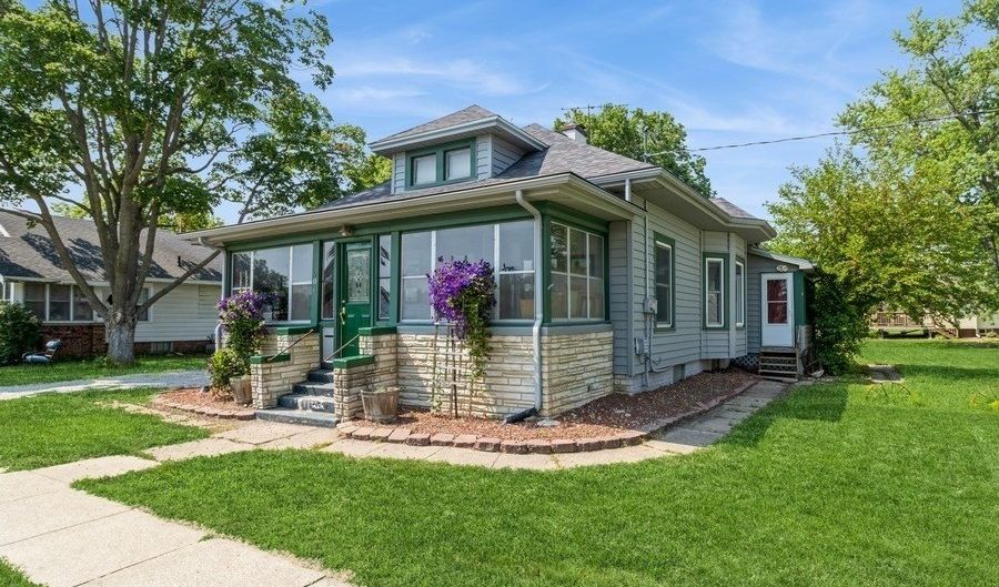 906 Grove St, Adel, IA 50003 - 2 Beds, 1 Bath