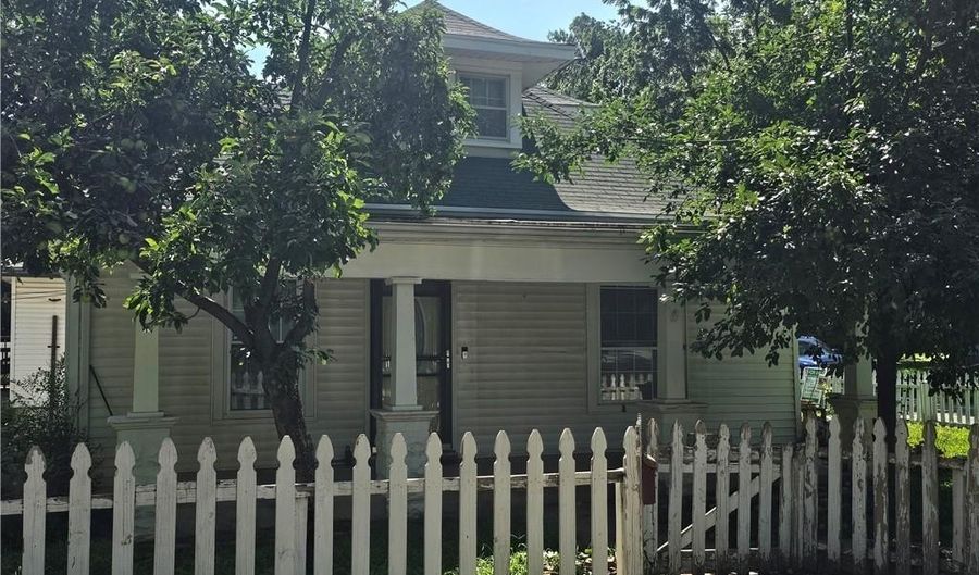 614 S 7th St, Atchison, KS 66002 - 3 Beds, 1 Bath