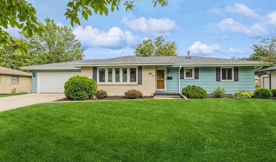 809 SE Sherman Dr, Ankeny, IA 50021 - 3 Beds, 2 Bath
