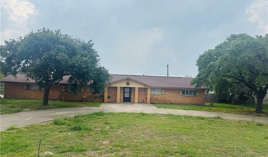 131 N Lamont St, Aransas Pass, TX 78336 - 3 Beds, 2 Bath