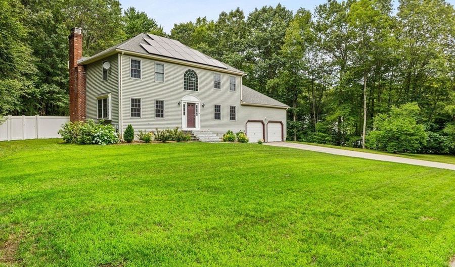 4 Crestwood Dr, Blackstone, MA 01504 - 3 Beds, 3 Bath