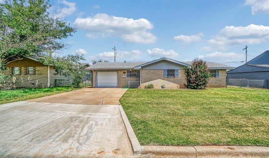 1412 Polk St, Altus, OK 73521 - 2 Beds, 2 Bath