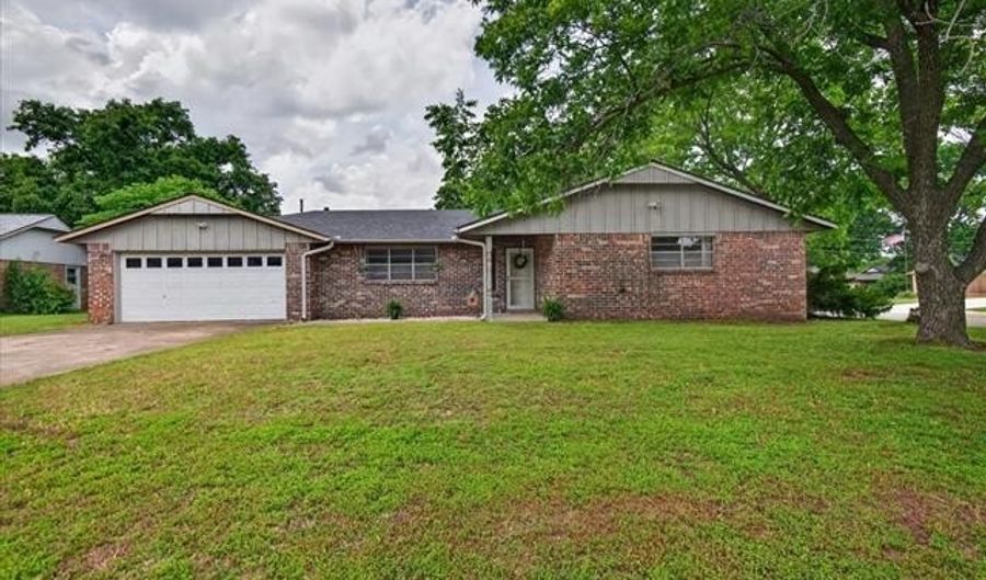 601 Castle Rd, Bartlesville, OK 74006 - 4 Beds, 3 Bath