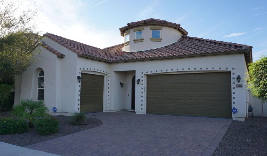 4287 E Yellowstone Pl, Chandler, AZ 85249 - 4 Beds, 5 Bath