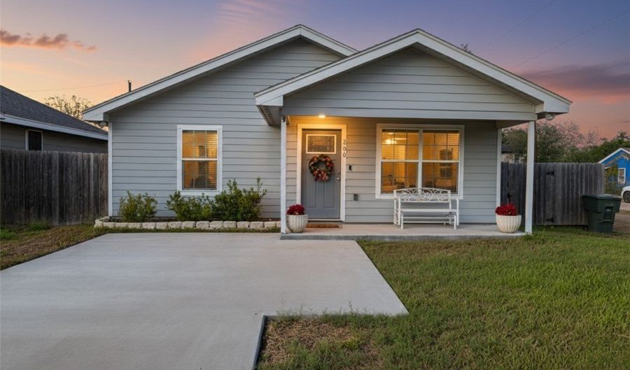 200 W 4th St, Alice, TX 78332 - 3 Beds, 2 Bath