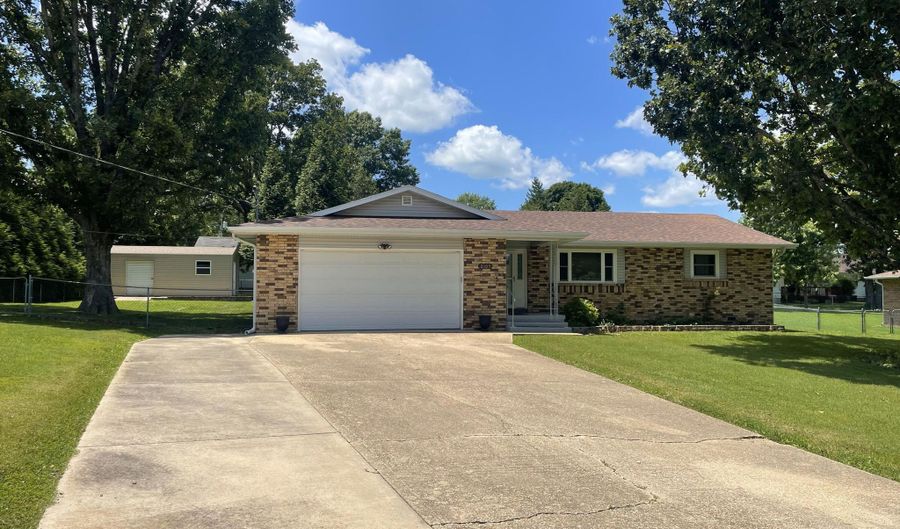 2105 Oakridge Dr, Ava, MO 65608 - 4 Beds, 3 Bath