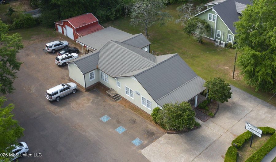 417 N Jackson St, Brookhaven, MS 39601 - 3 Beds, 3 Bath