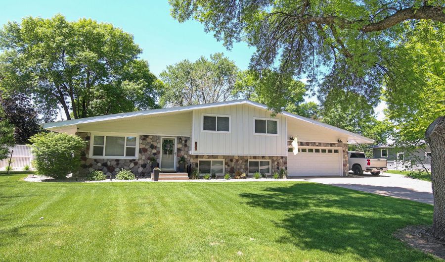 1209 N 4th St, Aberdeen, SD 57401 - 4 Beds, 3 Bath