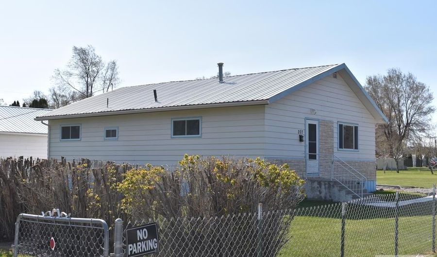 207 S 3rd E, Aberdeen, ID 83210 - 3 Beds, 2 Bath