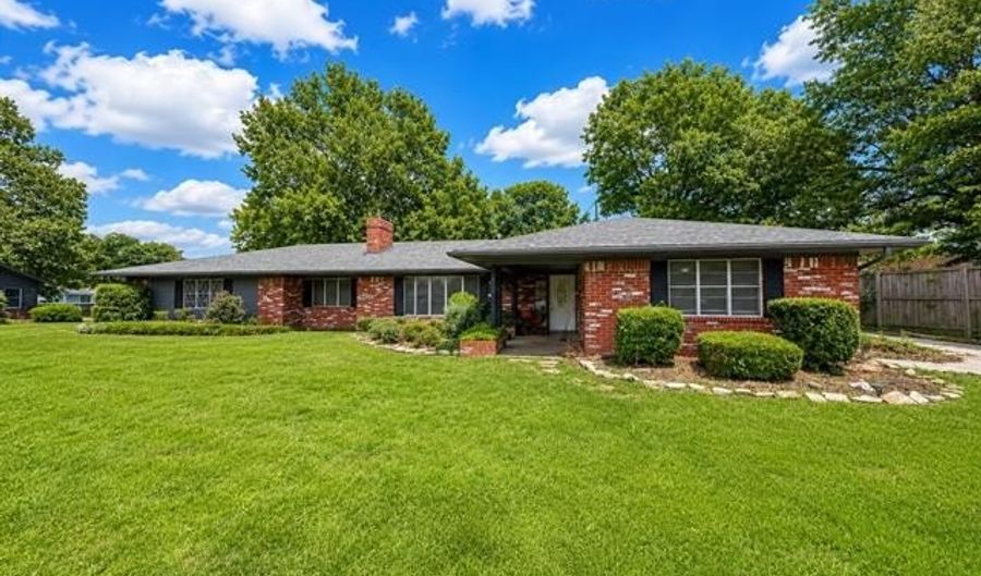 824 Virginia Ln, Ardmore, OK 73401 - 5 Beds, 2 Bath