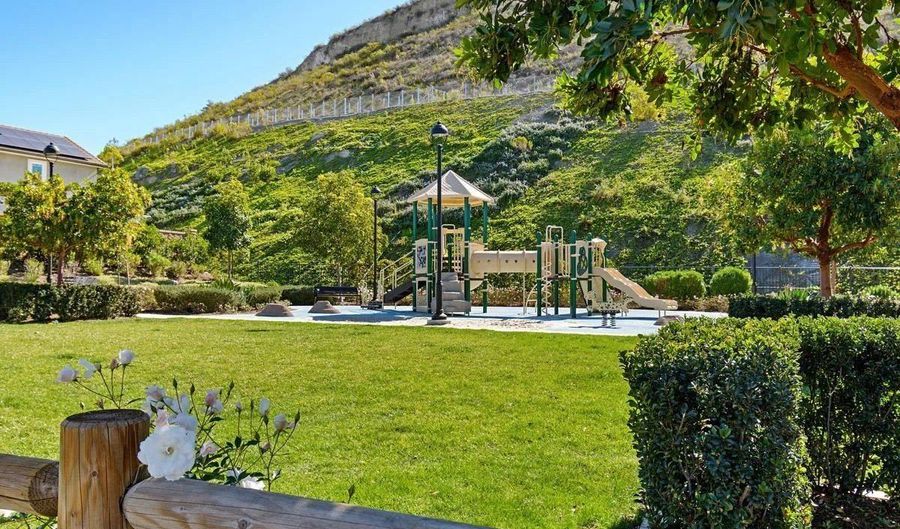 3035 Starry Night Dr, Escondido, CA 92029 - 4 Beds, 5 Bath