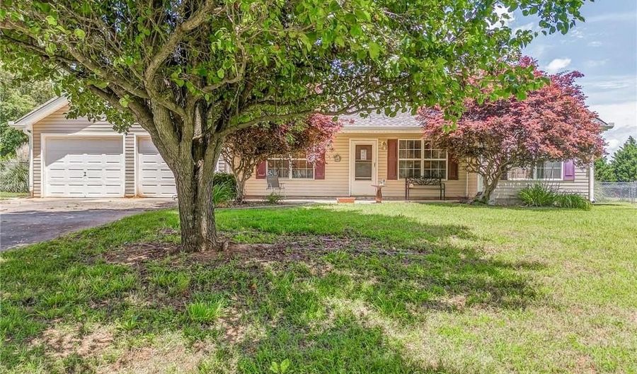 205 Shaw Rd SW, Adairsville, GA 30103 - 2 Beds, 2 Bath