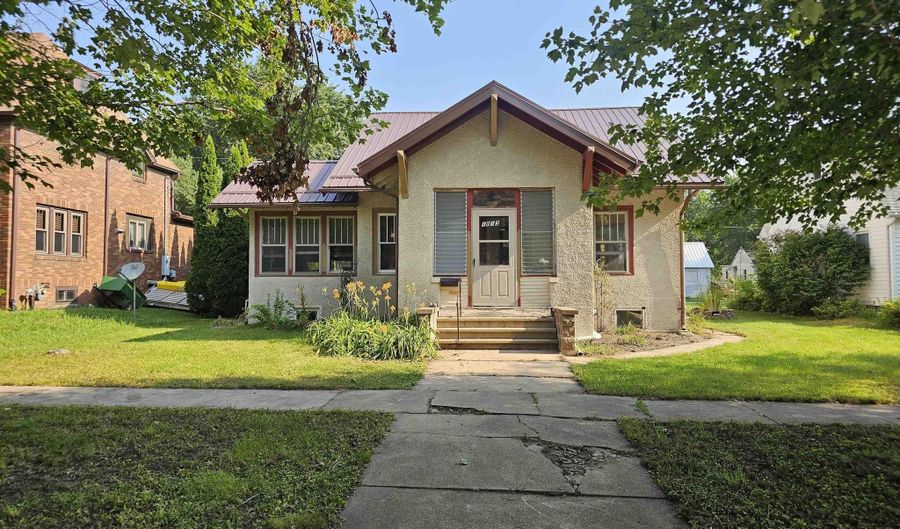 1013 Main St, Ackley, IA 50601 - 2 Beds, 2 Bath