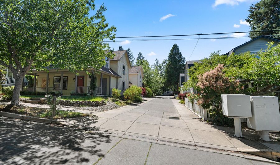 923 Bellview Ave 2, Ashland, OR 97520 - 4 Beds, 2 Bath
