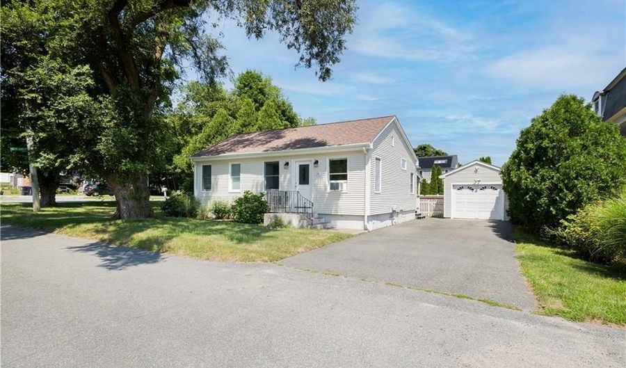 43 Parker Ave, Warren, RI 02885 - 2 Beds, 1 Bath