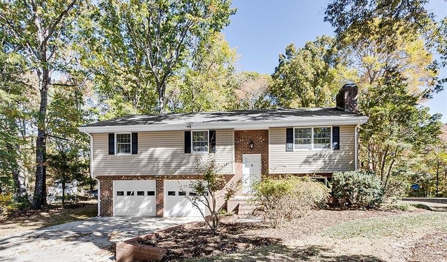 2048 Heritage Ct, Asheboro, NC 27203 - 3 Beds, 2 Bath