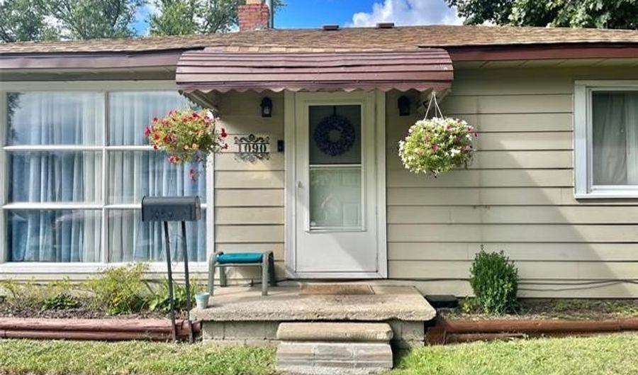 1090 Lakeview Street St, Waterford, MI 48328 - 2 Beds, 1 Bath