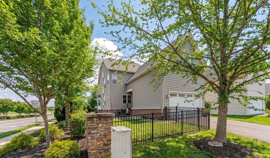 24960 MCNAIR Pl, Aldie, VA 20105 - 6 Beds, 6 Bath