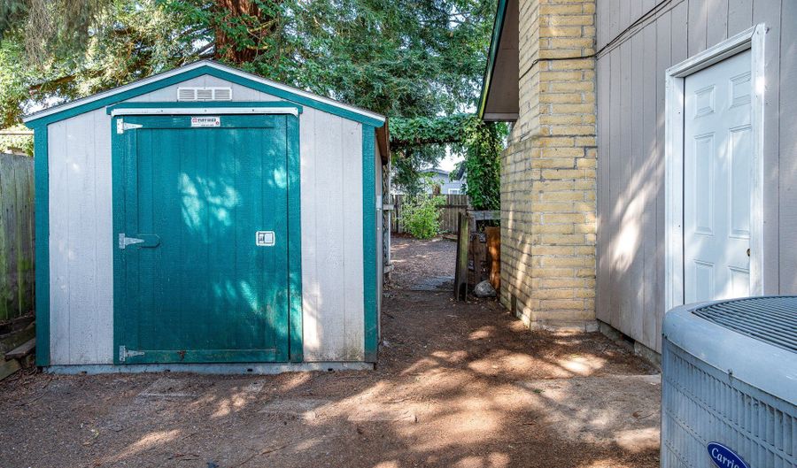 242 38TH St, Springfield, OR 97478 - 4 Beds, 2 Bath