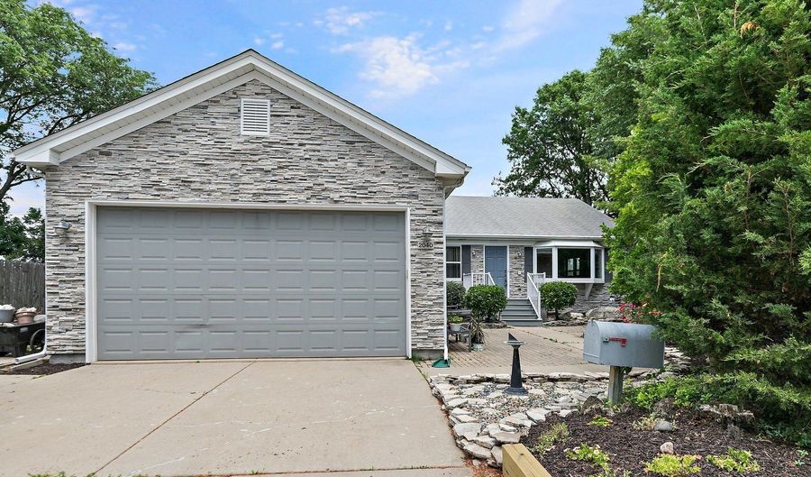 2040 Honey Locust Dr, Algonquin, IL 60102 - 2 Beds, 3 Bath