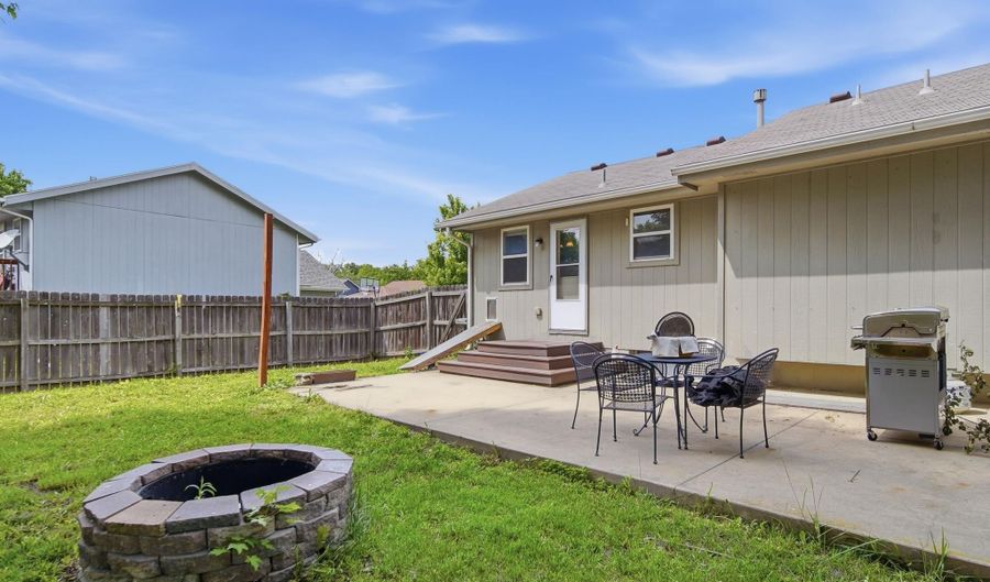 240 E Park Dr, Auburn, KS 66402 - 3 Beds, 3 Bath