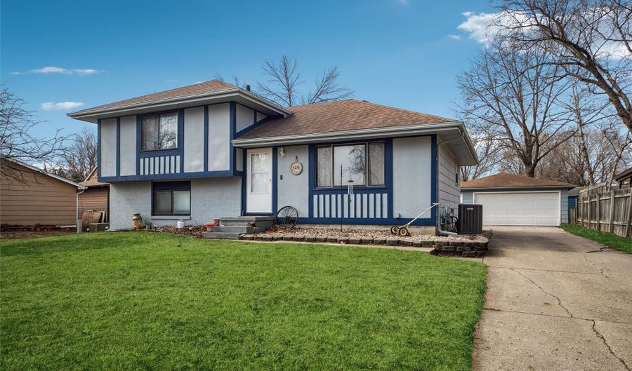 520 22nd Ave SW, Altoona, IA 50009 - 3 Beds, 2 Bath